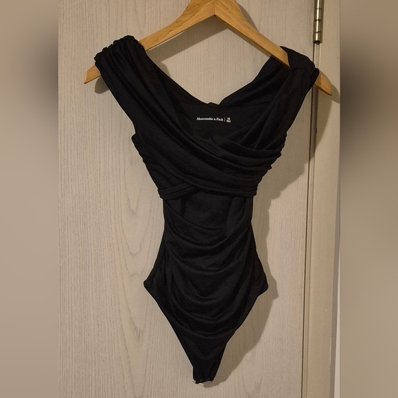 Abercrombie & Fitch off the shoulder asymmetric wrap bodysuit in black - Picture 4 of 5